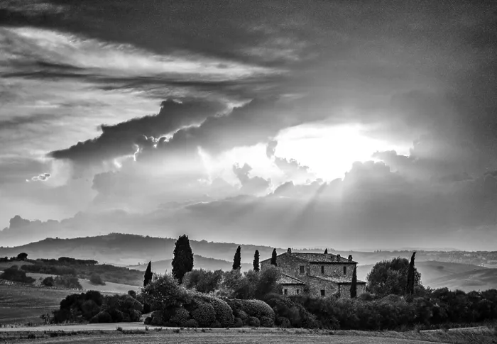 Framed Print : Farmhouse and stormy sky, Val d'Orcia, Tuscany, Italy