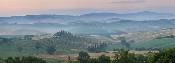 Farmhouse in valley at daybreak, Val d Orcia, Tuscany, Italy