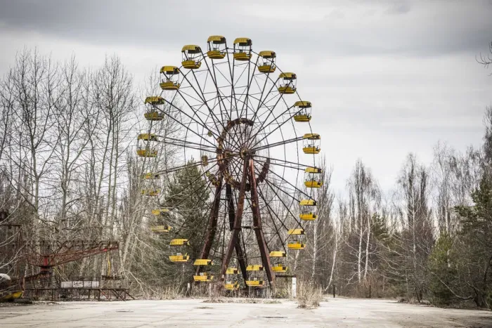 Framed Print : The Ferris Whell at the Childrens amusement park in the abandoned city of Pripyat