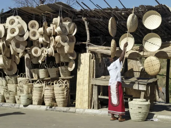 Framed Print : A fine array of handicrafts at stalls beside the Luangwa Framed Print : A fine array of handicrafts at stalls beside the Luangwa