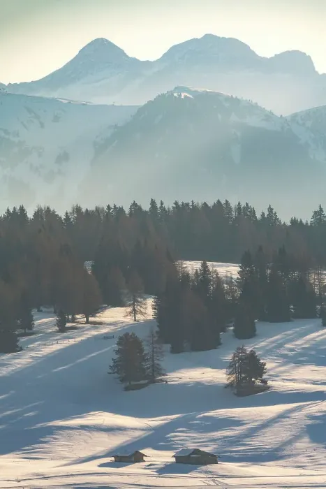 Framed Print : The first light of the day hitting the snowy meadows of the Alpe di Siusi (Seiser Alm) on a late winter morning. Dolomites, Italy Framed Print : The first light of the day hitting the snowy meadows of the Alpe di Siusi (Seiser Alm) on a late winter morning. Dolomites, Italy