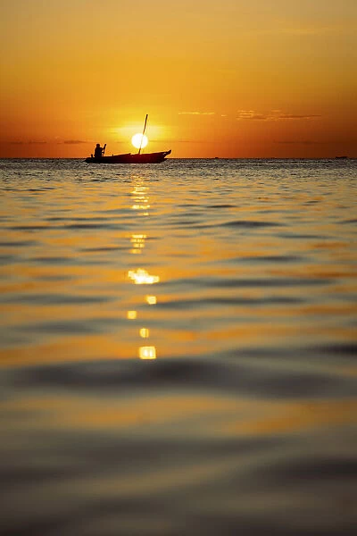 Fisherman returning home on dhow at sunset, , Indian Ocean, Zanzibar, Tanzania