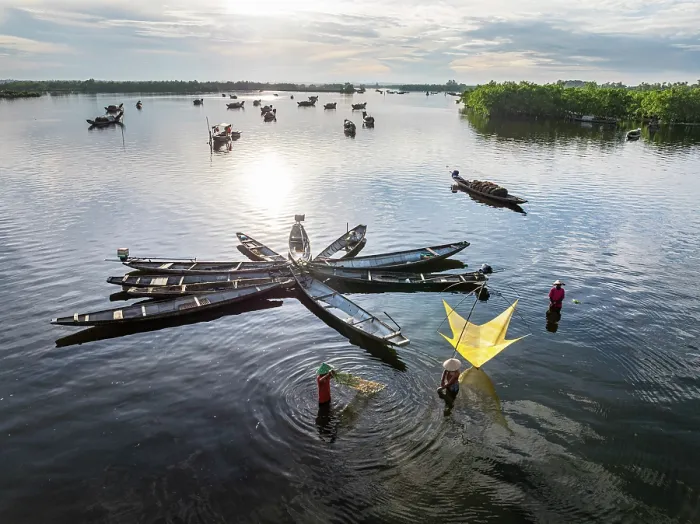 Framed Print : Fishermen with traditional boats and nets, Hue, Thua Thien-Hue province, Central Vietnam. (MR) Framed Print : Fishermen with traditional boats and nets, Hue, Thua Thien-Hue province, Central Vietnam. (MR)
