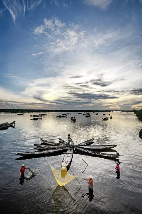 Framed Print : Fishermen with traditional boats and nets, Hue, Thua Thien-Hue province, Central Vietnam. (MR) Framed Print : Fishermen with traditional boats and nets, Hue, Thua Thien-Hue province, Central Vietnam. (MR)