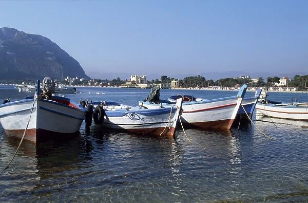 Fishing boats in the crystal clear waters of the seaside resort Modello