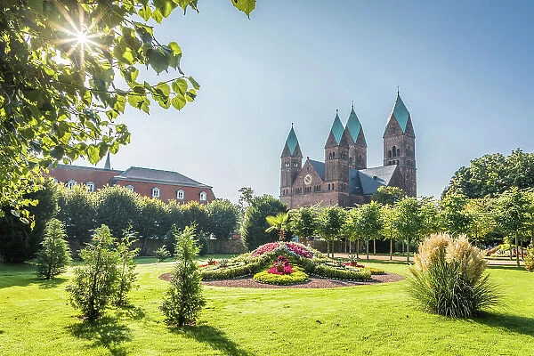 Flower rotunda in front of the castle of Bad Homburg with a view to the Church of the Redeemer, Taunus, Hesse, Germany