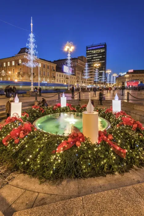Framed Print : Fountain adorned with Christmas decorations in Ban Jelacic Square, Zagreb, Croatia