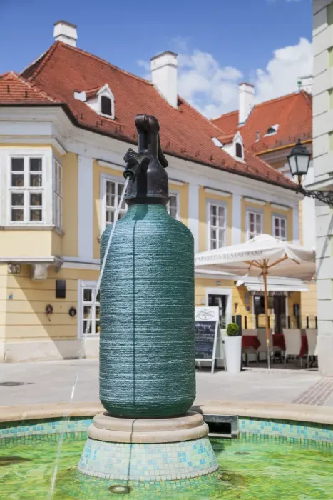 Framed Print : Fountain to commemorate Anyos Jedlik (inventor of soda water) in Gutenberg Square