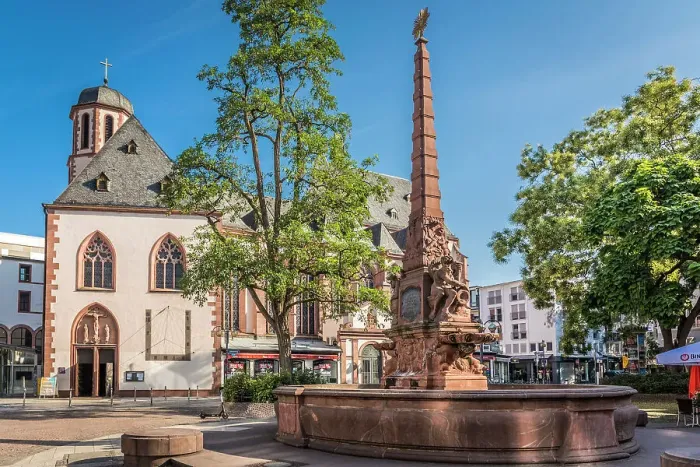 Framed Print : Fountain at Liebfrauenberg with Church of Our Lady, Frankfurt, Hesse, Germany Framed Print : Fountain at Liebfrauenberg with Church of Our Lady, Frankfurt, Hesse, Germany