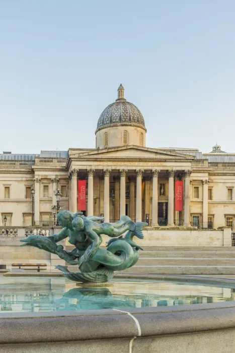 Framed Print : Fountain outside the National Gallery, Trafalgar Square, London, England Framed Print : Fountain outside the National Gallery, Trafalgar Square, London, England