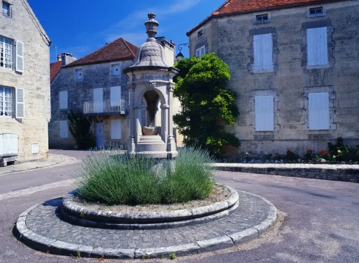 Framed Print : Fountain in town square, Flavigny sur Ozerain