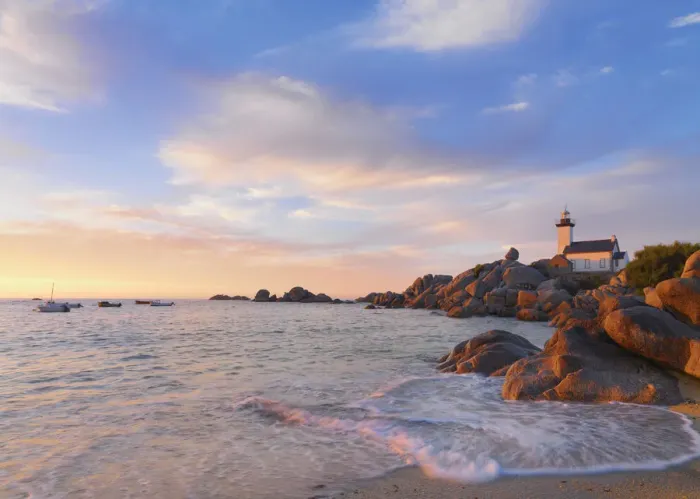 Framed Print : France, Brittany, Finistere, Brignogan Plages, Pontusval Lighthouse on Pointe de