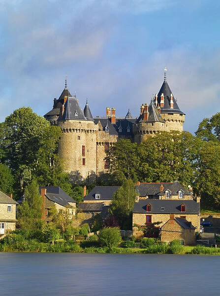 France, Brittany, Ille et Vilaine, Cambourg, Chateau de Cambourg with lake infront
