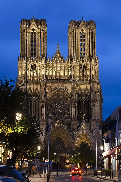 France, Marne, Champagne Ardenne, Reims, Cathedrale Notre Dame, exterior, evening