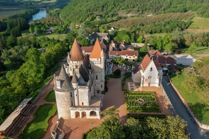 Framed Print : France, Nouvelle-Aquitaine, Dordogne, Perigord, Castelnaud-la-Chapelle, an aerial view of the Ch√¢teau des Milandes Framed Print : France, Nouvelle-Aquitaine, Dordogne, Perigord, Castelnaud-la-Chapelle, an aerial view of the Ch√¢teau des Milandes