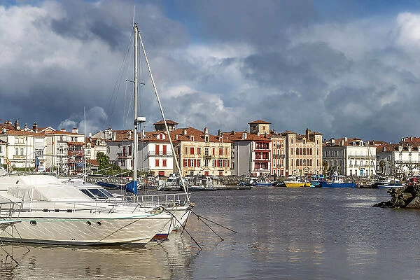 France, Nouvelle-Aquitaine, Pyrenees-Atlantiques, Pays Basque, Basque Country, Saint- Jean-de-Luz, yachts are moored up in the harbour