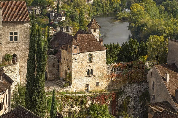 France, Occitanie, Lot, St Cirq Lapopie, medieval buildings in the village of Saint Cirq