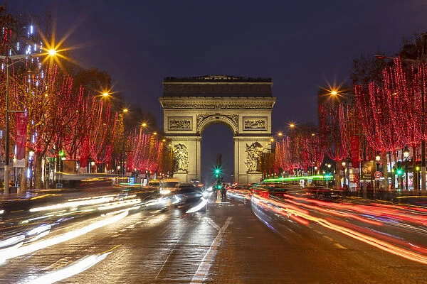 France, Paris, Arc de Triomphe, Avenue de Champs-Elysee at Christmas