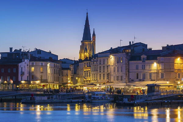 France, Poitou Charentes, La Rochelle, Old Harbour and lantern tower at dusk