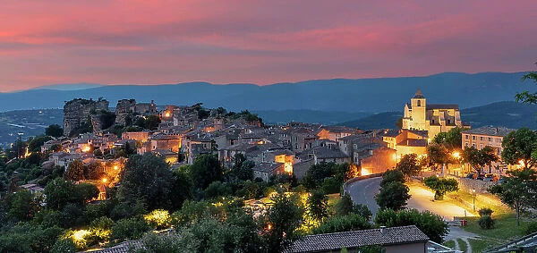 France, Provence-Alpes-Cote d'Azur, Saignon, the village of Saignon illuminated after sunset