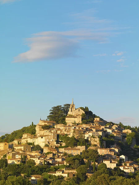 France, Provence, Bonnieux, Hilltop village
