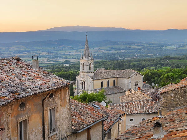 France, Provence, Vaucluse, Bonnieux, Hilltop village at sunset