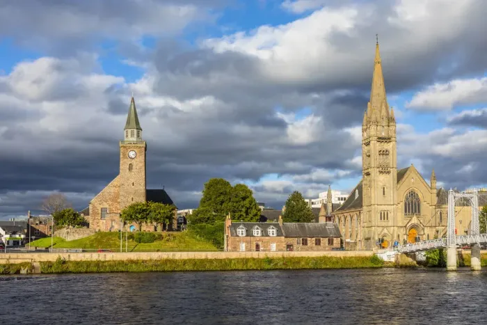 Framed Print : Free Church of Scotland, Old High Church and Greig Street Bridge on the river Ness Framed Print : Free Church of Scotland, Old High Church and Greig Street Bridge on the river Ness