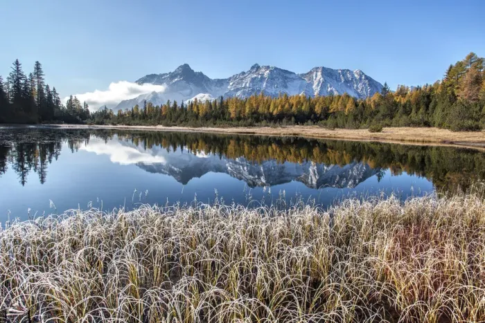 Framed Print : Frost and autumn colours at Entova Lake with snowy peaks reflected in the blue waters