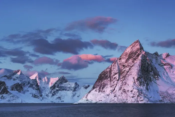 Framed Print : Frosty mountains at Klokketinden on Hamnoya - Norway, Nordland, Lofoten, Moskenesoya Framed Print : Frosty mountains at Klokketinden on Hamnoya - Norway, Nordland, Lofoten, Moskenesoya