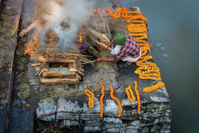 Framed Print : Funeral pyre at the cremation ghats on the Bagmati River, Pashupatinath, Kathmandu, Nepal