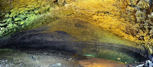 Furna do Enxofre (Sulphur Cave) is a lava cave, with a maximum length of 194 meters