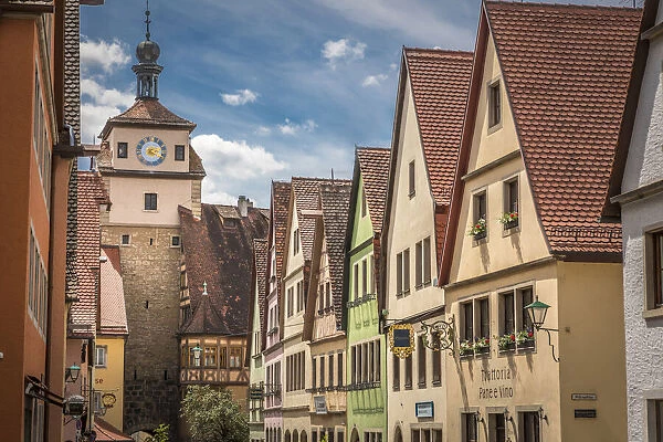 Galgengasse and White Tower in the old town of Rothenburg ob der Tauber, Middle Franconia
