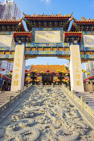 Gate in front of main altar at Wong Tai Sin (Sik Sik Yuen) Temple, Wong Tai Sin district