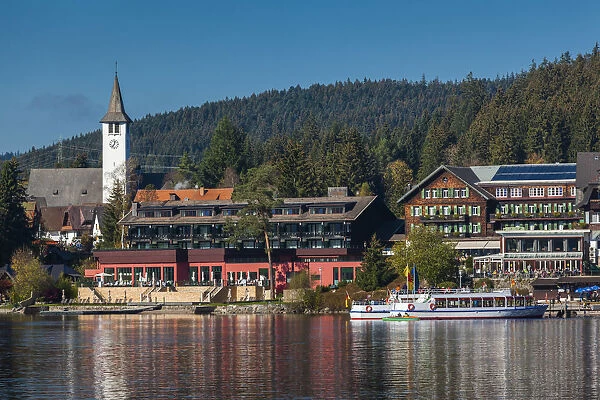 Germany, Baden-Wurttemburg, Black Forest, Titisee-Neustadt, Titisee lake and tourist boat