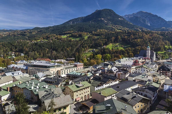 Germany, Bavaria, Berchtesgaden, elevated town view with mountains