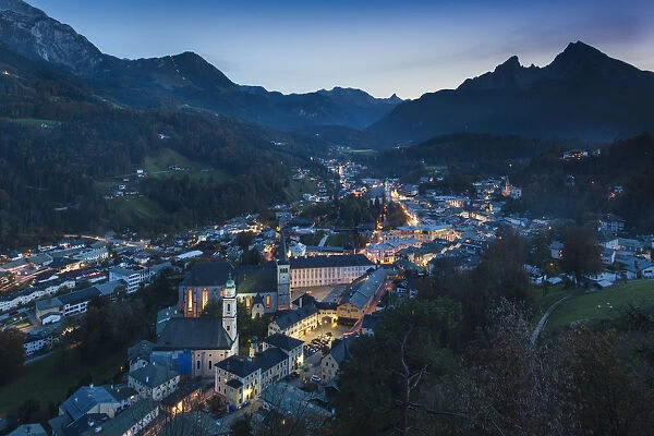 Germany, Bavaria, Berchtesgaden, elevated town view with Watzmann Mountain (el