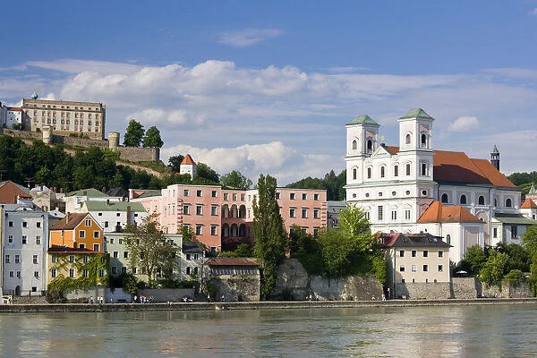 Germany, Bayern  /  Bavaria, Passau, Inn River view from Funferlsteg Bridge