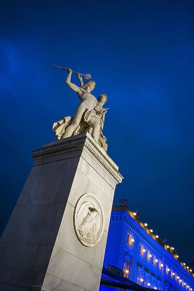 Germany, Berlin, Museum Insel, statue on the Schlossbrucke bridge and headquarters