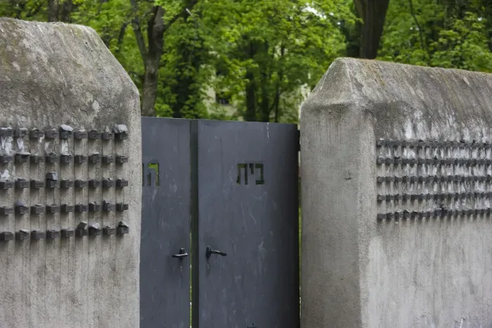 Framed Print : Germany, Hessen, Frankfurt-am-Main, Jewish cemetery, gates