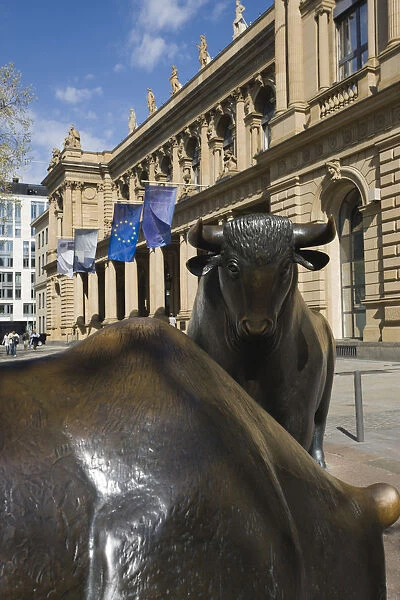 Germany, Hessen, Frankfurt-am-Main, Borse stock exchange, bull and bear statue