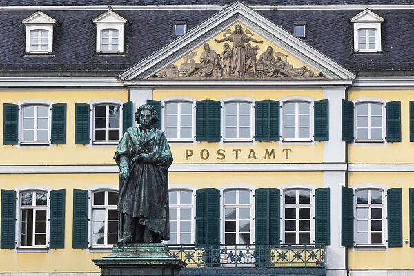 Germany, Nordrhein-Westfalen, Bonn, Munsterplatz square, statue of Beethoven and post
