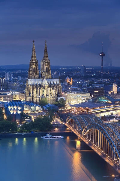 Germany, North Rhine Westphalia, Cologne (Koln), Hohenzoller Bridge over River Rhine