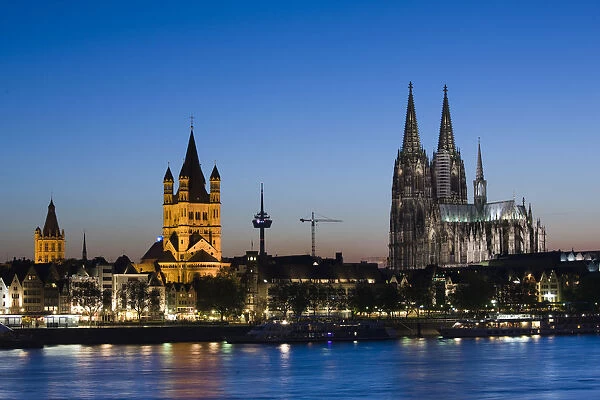 Germany, Rhineland-Westphalia, Cologne, Cologne Cathedral and Gross St. Martin church