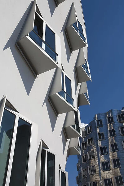 Germany, Rhineland-Westphalia, Dusseldorf, Medienhafen, Frank Gehry building, Neuer