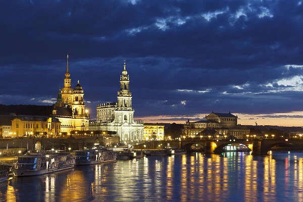 Germany, Saxony, Dresden, Elbe River and Old town skyline