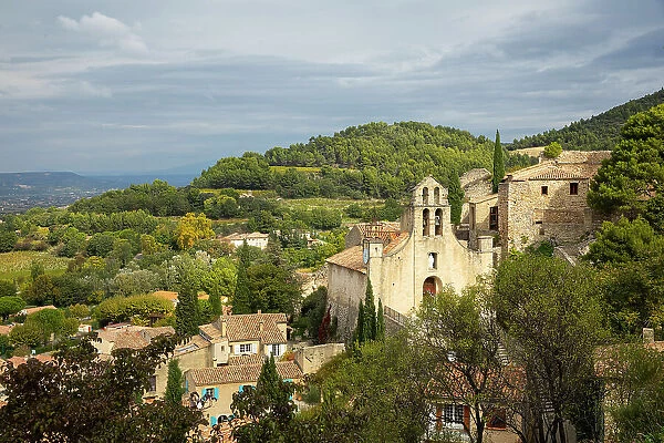 Gigondas and the Dentelles de Montmirail mountains beyond, Provence, Vaucluse, France