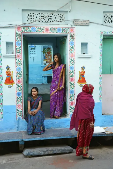 Framed Print : Girls outside a house in Udaipur, Rajasthan, India, Asia MR