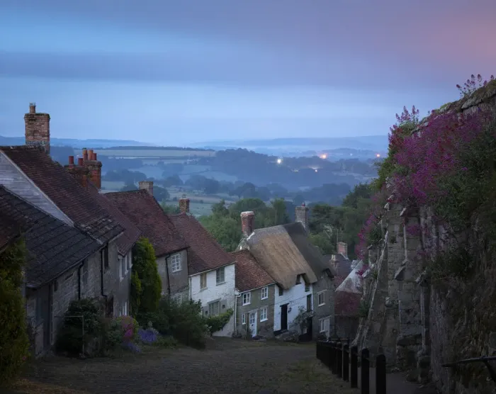 Framed Print : Gold Hill at dawn, Shaftesbury, Dorset, England Framed Print : Gold Hill at dawn, Shaftesbury, Dorset, England
