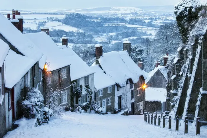 Framed Print : Gold Hill in Winter, Shaftesbury, Dorset, England Framed Print : Gold Hill in Winter, Shaftesbury, Dorset, England