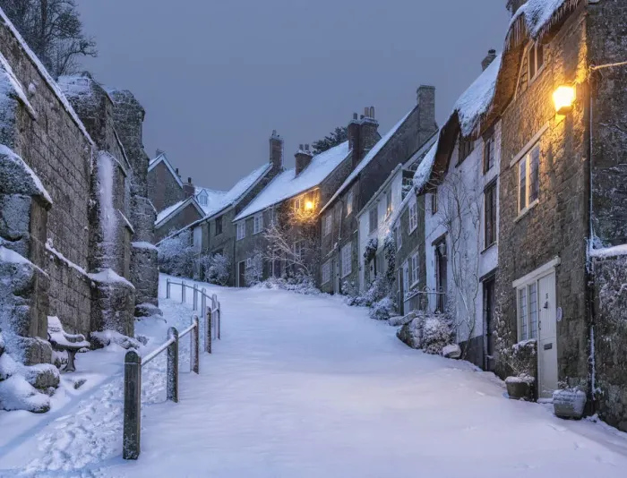 Framed Print : Gold Hill in winter, Shaftesbury, Dorset, England, UK Framed Print : Gold Hill in winter, Shaftesbury, Dorset, England, UK